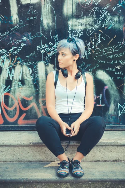 Hipster kvinna med hörlurar musik — Stockfoto