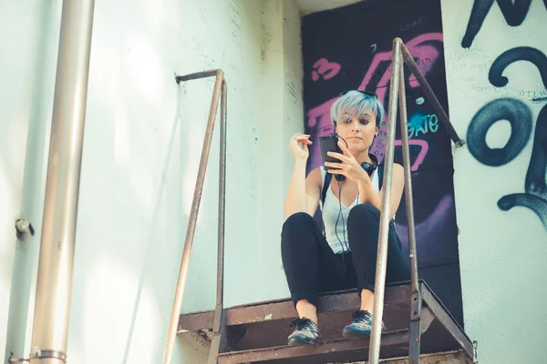 Hipster mujer con auriculares de música — Foto de Stock