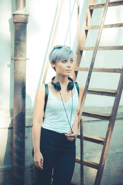 Wanita hipster dengan musik headphone — Stok Foto