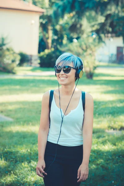 Femme hipster avec musique casque — Photo