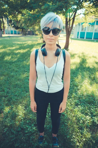 Hipster mulher com fones de ouvido música — Fotografia de Stock