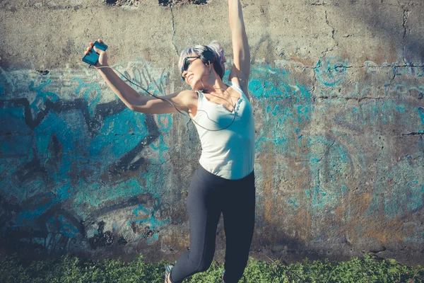 Hipster mulher com fones de ouvido música — Fotografia de Stock