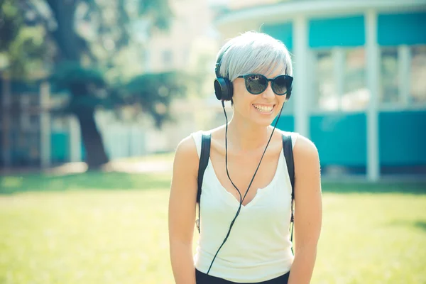 耳机音乐的时髦女人 — 图库照片