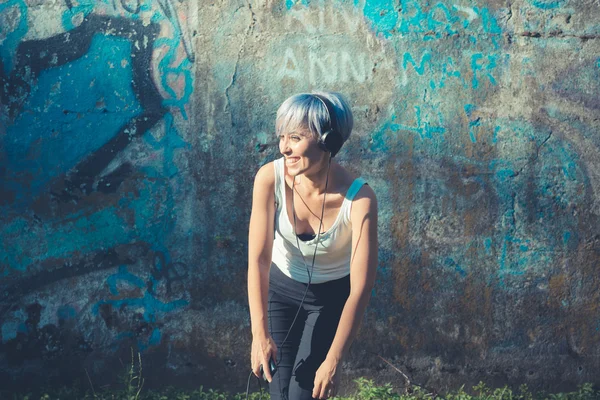 Hipster mujer con auriculares de música —  Fotos de Stock