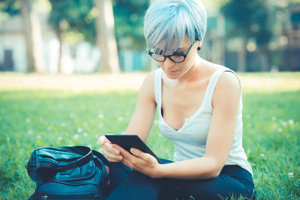 Joven hermoso pelo corto azul hipster mujer usando tableta —  Fotos de Stock