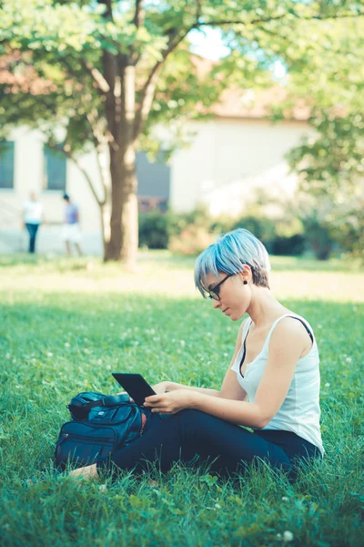 Joven hermoso pelo corto azul hipster mujer usando tableta — Foto de Stock