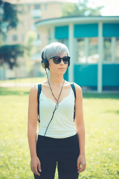 Hipster mulher com fones de ouvido música — Fotografia de Stock
