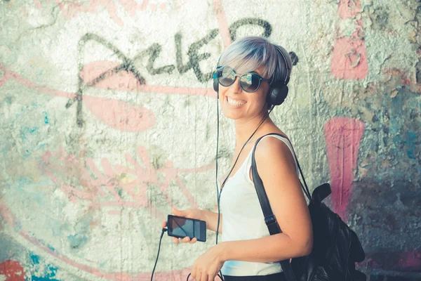 Hipster γυναίκα με ακουστικά μουσική — Φωτογραφία Αρχείου