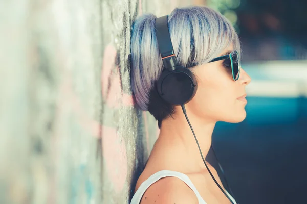 Hipster mulher com fones de ouvido música — Fotografia de Stock