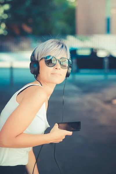 Hipster-Frau mit Kopfhörermusik — Stockfoto