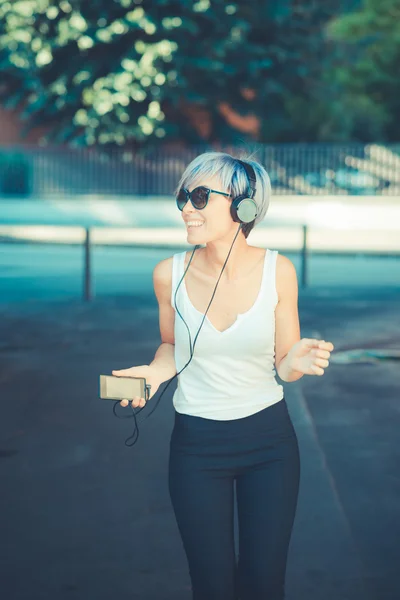 Femme hipster avec musique casque — Photo