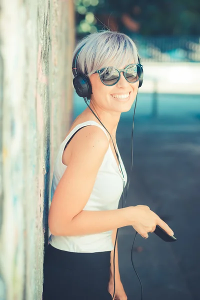 Хипстерская женщина с музыкой в наушниках — стоковое фото