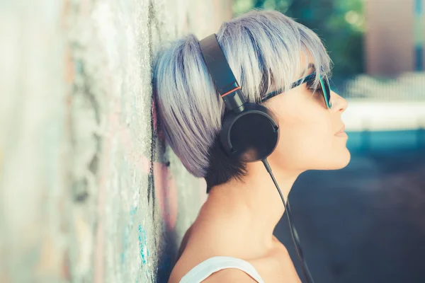 Kulaklıklar müzik hipster kadınla — Stok fotoğraf