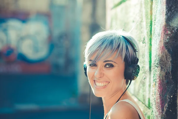 Hipster mulher com fones de ouvido música — Fotografia de Stock