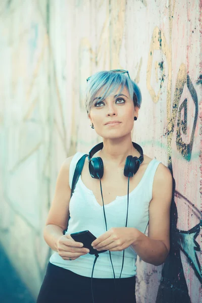 耳机音乐的时髦女人 — 图库照片