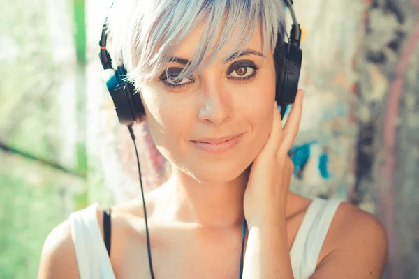 Hipster vrouw met hoofdtelefoon muziek — Stockfoto