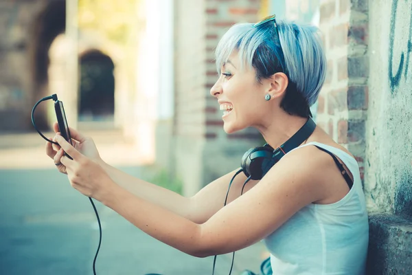 Hipster kvinna med hörlurar musik — Stockfoto