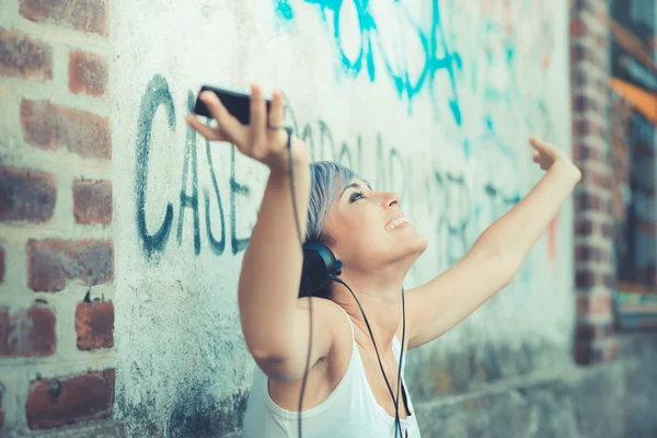 Hipster γυναίκα με ακουστικά μουσική — Φωτογραφία Αρχείου