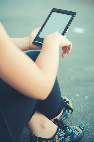 Fechar a mão da mulher usando dispositivo tablet tecnológico — Fotografia de Stock