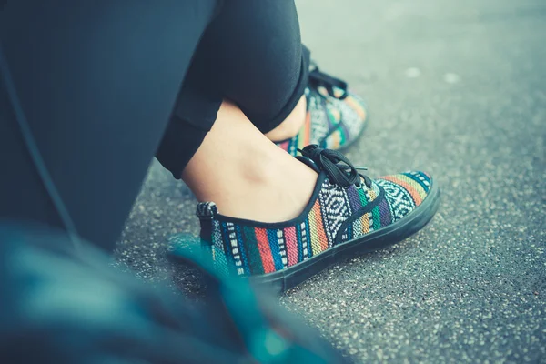 Close up van hipster vrouw schoenen — Stockfoto