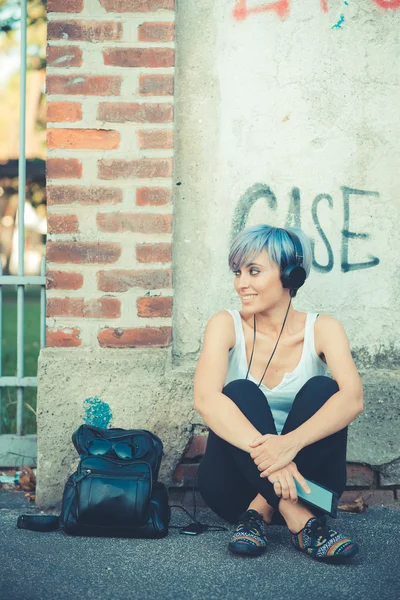 Young beautiful short blue hair hipster woman with headphones mu — Stock Photo, Image