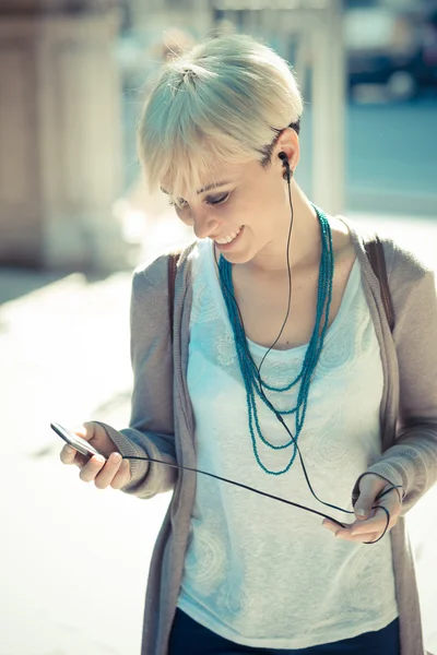 Hermosa joven rubia pelo corto hipster mujer escuchando música —  Fotos de Stock