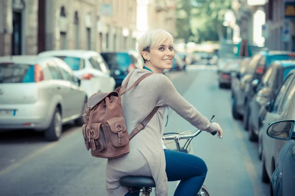 자전거와 함께 아름 다운 젊은 금발 짧은 머리 hipster 여자 — 스톡 사진