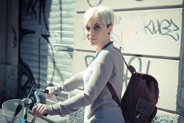 Mooie jonge blonde korte haren hipster vrouw met fiets — Stockfoto