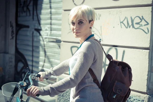 Beautiful young blonde short hair hipster woman with bike — Stock Photo, Image