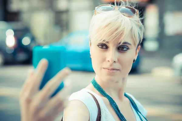 Vackra unga blonda korta hår hipster kvinna selfie — Stockfoto