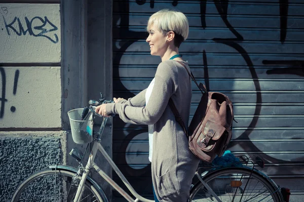 Beautiful young blonde short hair hipster woman with bike — Stock Photo, Image