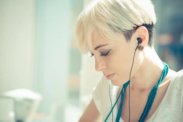 Schöne junge blonde kurze Haare Hipster Frau — Stockfoto