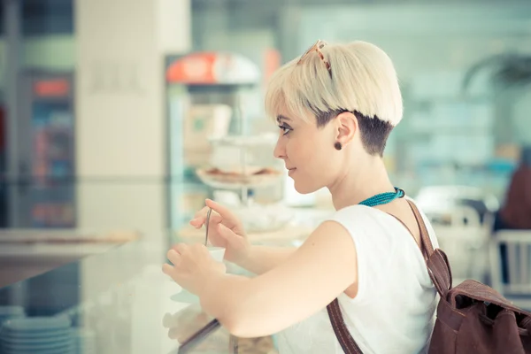 Vackra unga blonda korta hår hipster kvinna — Stockfoto