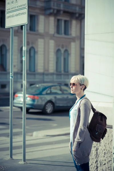 Schöne junge blonde kurze Haare Hipster Frau — Stockfoto