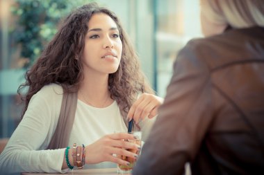 güzel kaşlı esmer uzun saç kokteyl ile Fas kadın 