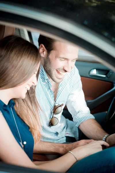 Jovens amantes do casal bonito usando tablet — Fotografia de Stock