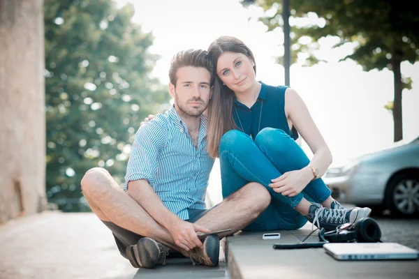 Jóvenes hermosa pareja amantes — Foto de Stock