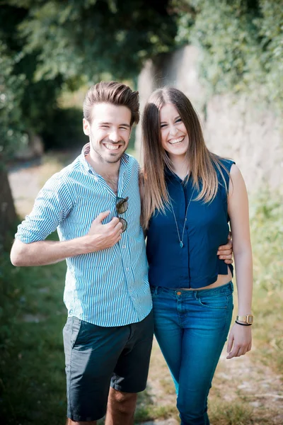 Jovens amantes casal bonito — Fotografia de Stock