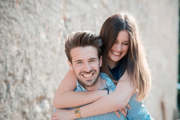 Jovens amantes casal bonito — Fotografia de Stock