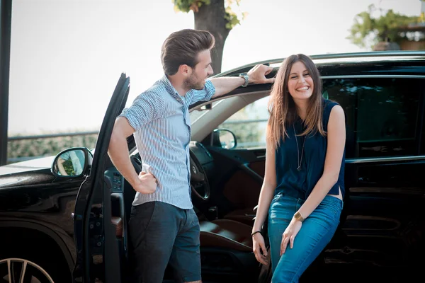 Jóvenes hermosa pareja amantes —  Fotos de Stock