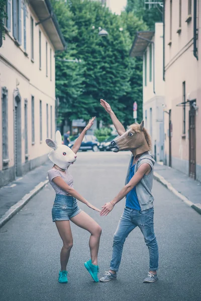 Caballo y conejo máscara pareja de amigos joven hombre y mujer — Foto de Stock