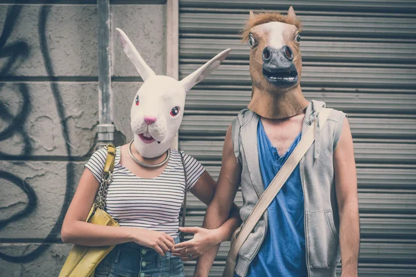 Häst och kanin mask par vänner ung man och kvinna — Stockfoto