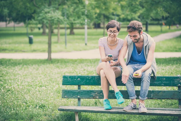 Par vänner ung man och kvinna med smartphone — Stockfoto