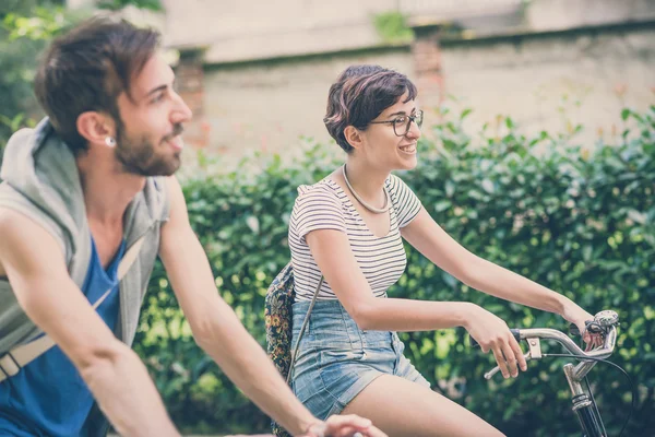 Couple d'amis jeune homme et femme à vélo — Photo