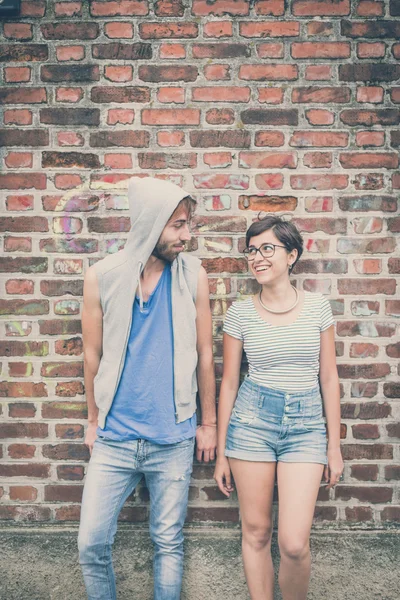 Pareja de amigos joven hombre y mujer — Foto de Stock