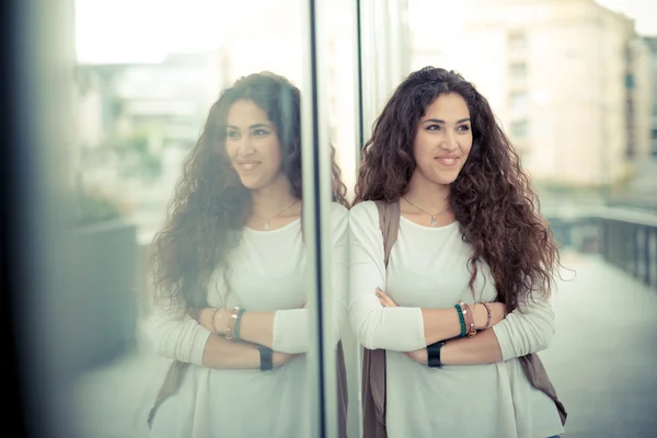 Schöne lockige lange brünette Haare marokkanische Frau — Stockfoto