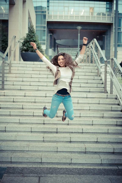 Mooie krullend lang brunette haar Marokkaanse vrouw — Stockfoto