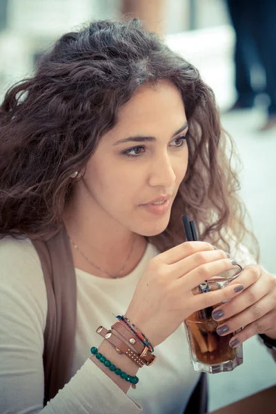 Belle frisée longue brune cheveux femme marocaine avec cocktail — Photo