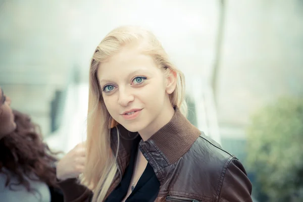 Mulher loira jovem bonita — Fotografia de Stock