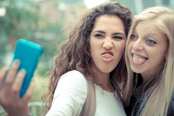 Blonde and brunette beautiful stylish young women — Stock Photo, Image